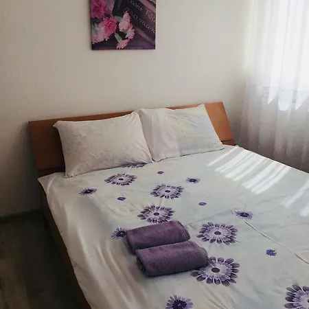 Апартаменти Cozy Near The Airport 
